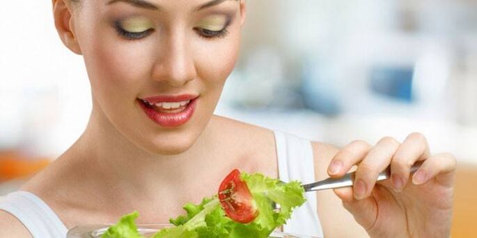 τρώγοντας σαλάτα λαχανικών για απώλεια βάρους